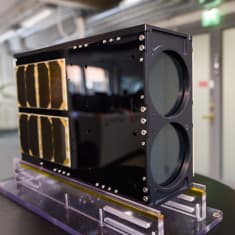 Hyperspektikuvaukseen kehitetyn satelliitin mallikappale.