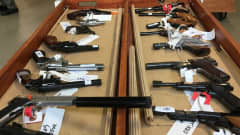 Myytäviä aseita poliisin asehuutokaupassa