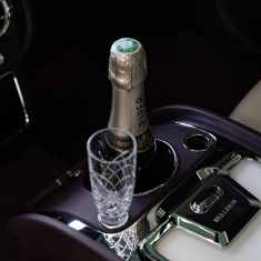 Bentley Silver Spur -auton varusteisiin kuuluu samppanjajäähdytin ja kristallilasit.