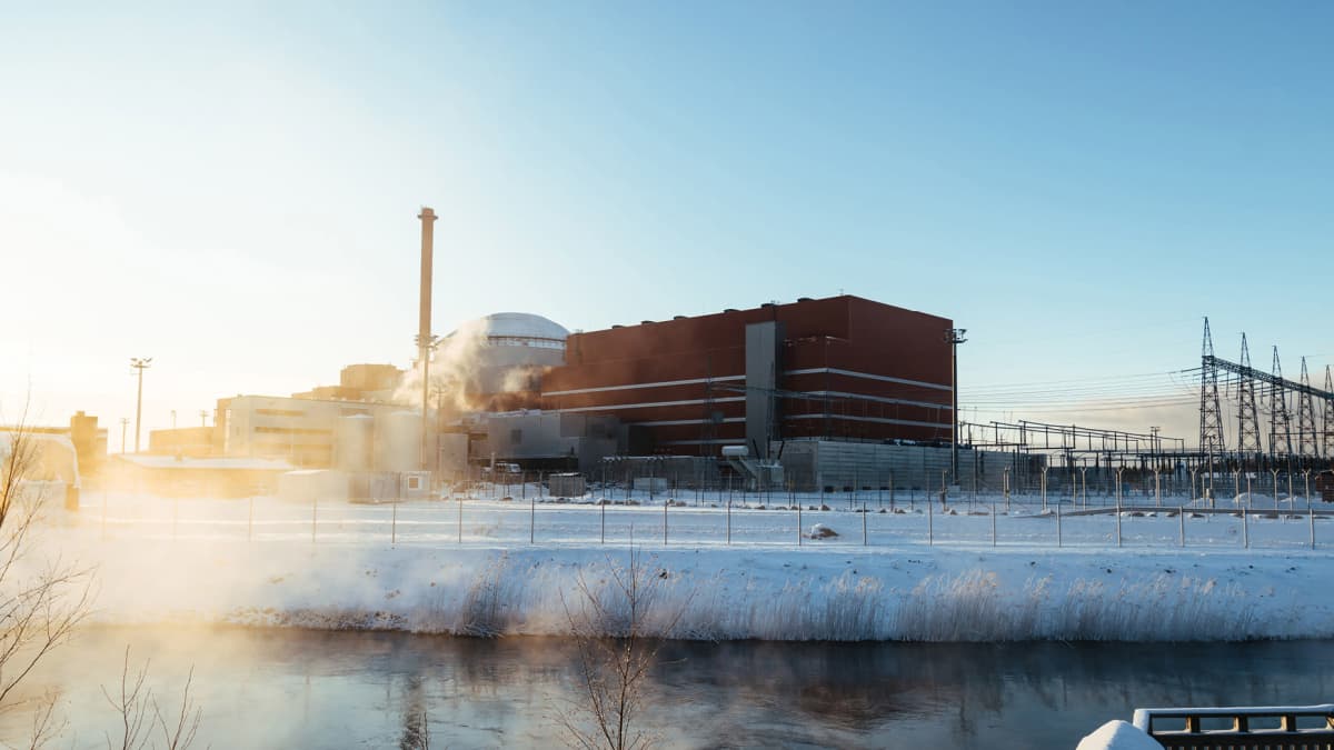 Vinterbild av kärnkraftverket Olkiluoto 3 i Euraåminne. 
