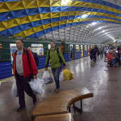 Ihmisiä metroasemalla Harkovassa
