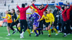 KuPSin naiset ryntäävät kentälle mestaruuden ratkettua 2021 HJK:ta vastaan.