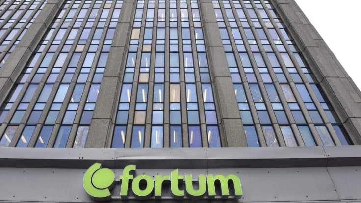 Fortumin logo korkean rakennuksen seinässä.