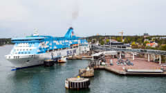 Silja Lines fartyg M/S Galaxy står i hamnen i Mariehamn.