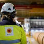 Stora Enson Oulun tehtaassa työntekijä katselee