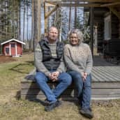Teppo ja Suvi Heinola istuvat vierekkäin talonsa terassin reunalla
