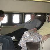 Ghislaine Maxwell, Jeffrey Epstein ja Jean-Luc Brunel todistusaineistokuvassa istumassa lentokoneessa.