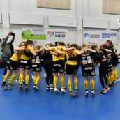 PSS:n pelaajat yhdessä mestaruuden jälkeen.