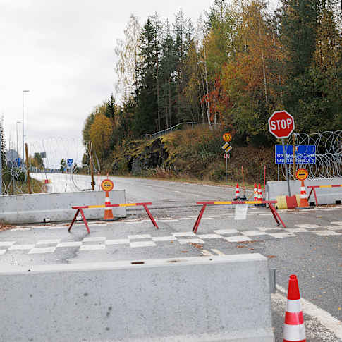 Pysäytyskylttejä, betoniesteitä ja nato-lankaa Niiralan raja-asemalle johtavalla tiellä. 