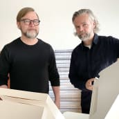 Aalto-yliopiston professorit, arkkitehdit Mikko Summanen ja Kimmo Lintula K2S-toimistossa.