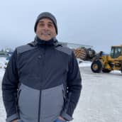 Toimitusjohtaja Hany Yacoubi hymyilee Utajärven sahansa pihalla.