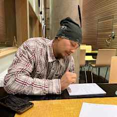 Tuomas Kiporianoff kirjoitta pientä tarinaa kirjoitustyöpajassa 4.10 Saamelaiskultuurikeskus Sajoksen kahviossa.
