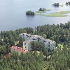 Päijänteen rannassa sijaitseva Kinkomaan vanha sairaala-alue ylhäältä päin kuvattuna.