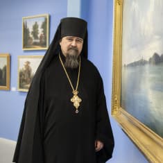 Arkkimandriitta Sergei Valamon luostarin taidenäyttelyssä Ivan Siskinin maisemamaalauksen äärellä.