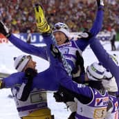 Suomen miesten viestijoukkue MM-hiihdoissa Lahdessa 2001.