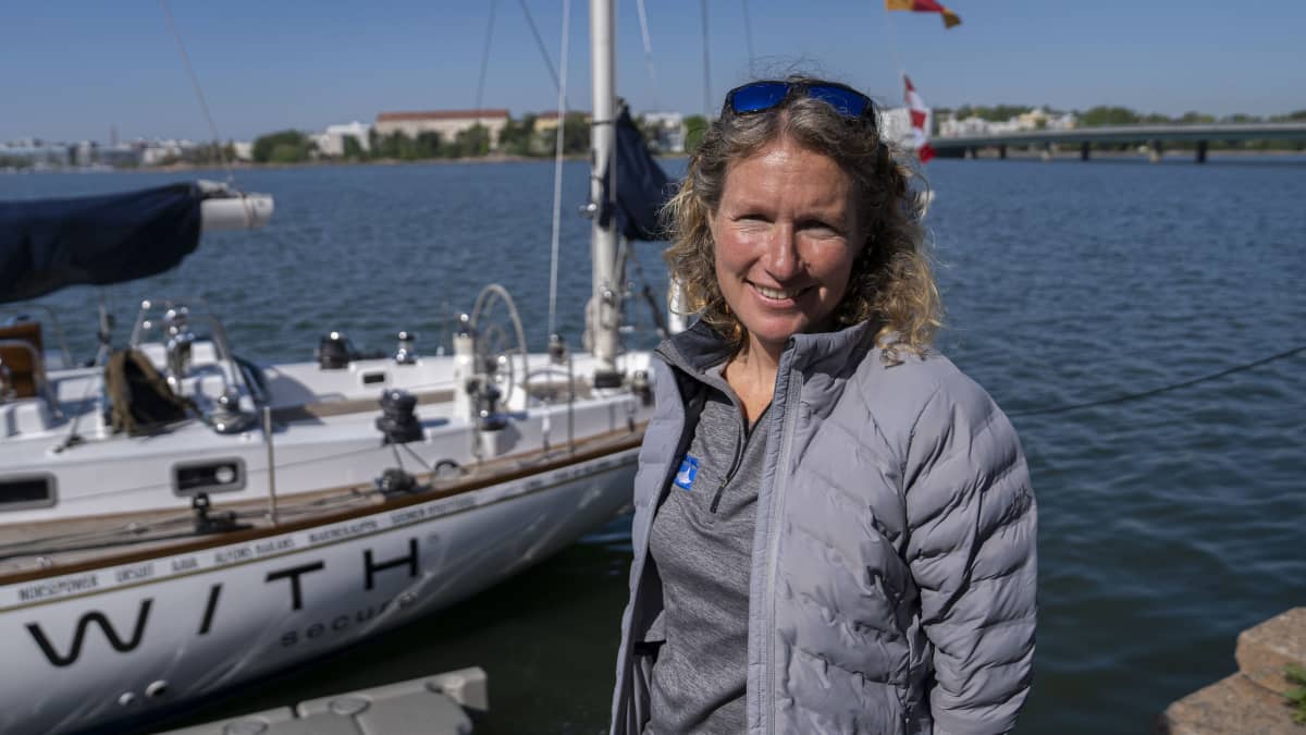 Purjehtija Kirsten Neuschäfer Galiana WithSecure -veneen kastajaisissa Helsingissä 24.5.2023.