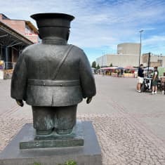 Toripolliisi-patsas seisoo Oulun kauppatorin laidalla.