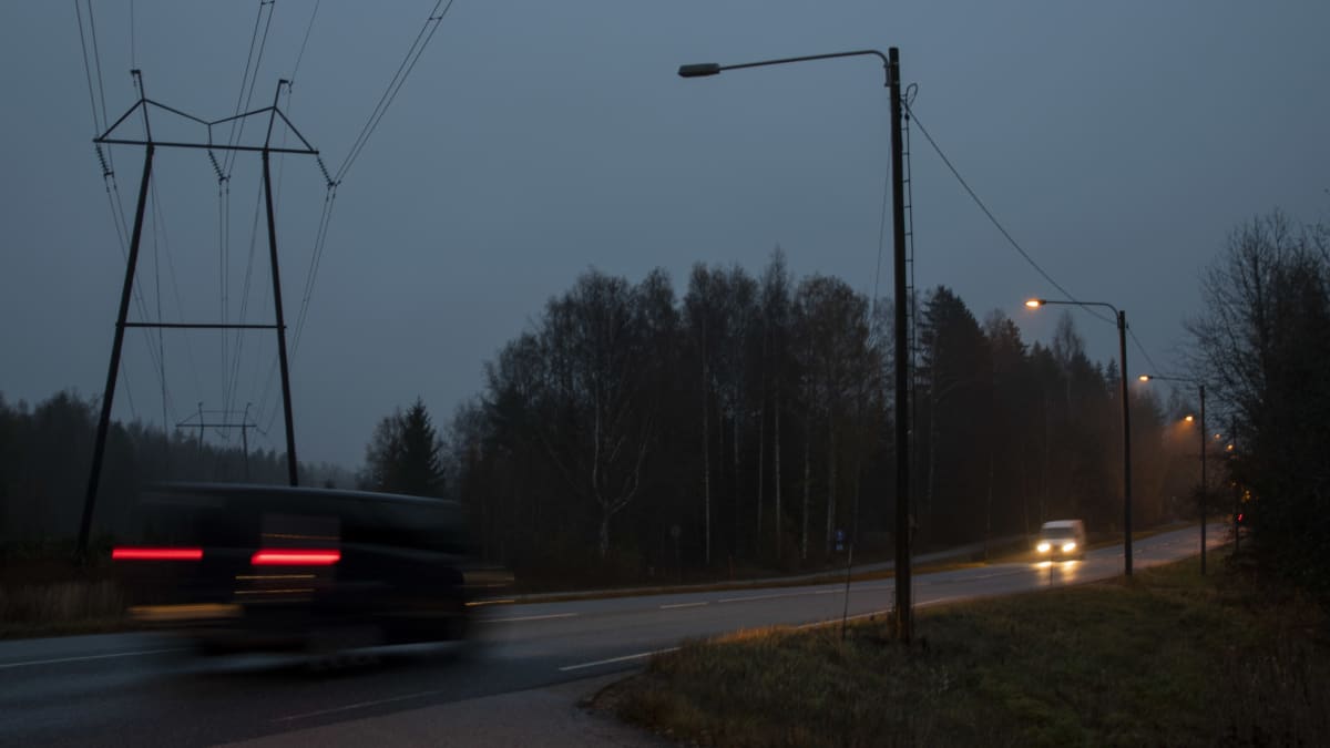 Maantien varrella yksi katulampuista on pimeänä.