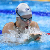 Ida Hulkko 100 metrin rintauinnin alkuerässä Tokion olympialaisissa.