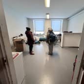 Hotelli Rakuunan johtaja Marisanna Ahola ja vaihto-opiskelija tutkailevat asuntolaksi muutettua vanhan varusmiesten majoituskasarmin tupaa Rakuunamäellä.