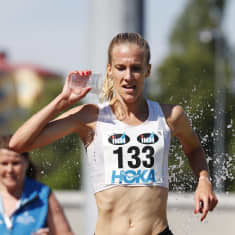 Camilla Richardsson svalkar sig med vatten.