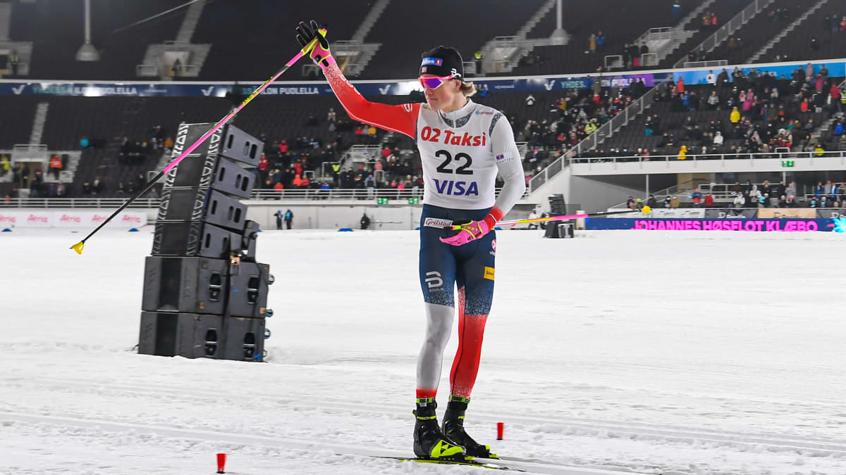 Johannes Høsflot Klæbo vinkar till publiken.