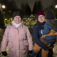 Kaisa Katajisto ja Marjo Holopainen lapsi sylissään.