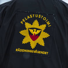 Pelastustoimin tarra takin selässä