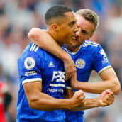 Youri Tielamans ja Jamie Vardy juhlivat, kun Leicester päihitti Manchester Unitedin.