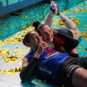 Simone Lee (vasemmalla etualalla) ja Roosa Koskelo juhlivat Saksan liigan mestaruutta. 