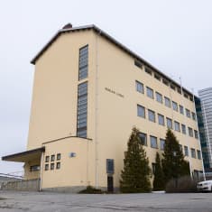 Nokian lukion julkisivu.