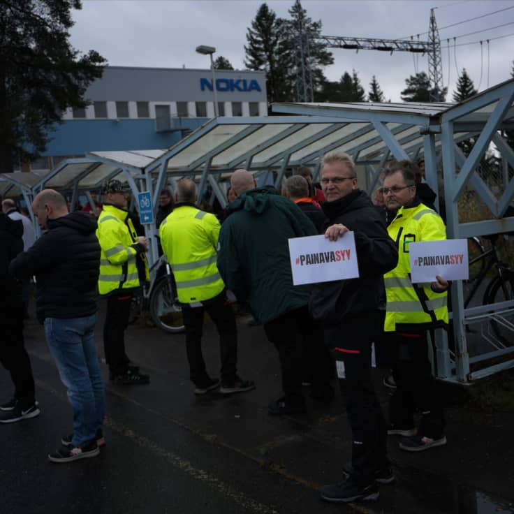 Ulosmarssineet työntekijät seisovat ulkona Nokian yksikön pihalla Oulussa.