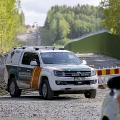 Rajavartijoiden autoja Imatran Pelkolassa, jossa rakennetaan esteaitaa rajalle.