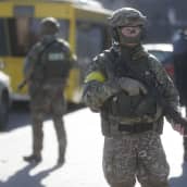 Ukrainalaissotilaat olivat vartiossa Ukrainan pääkaupungin Kiovan keskustassa maanantaina.