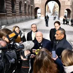 Unkarin valtuuskuntaa johtava Unkarin parlamentin varapuhemies Csaba Hende kommentoi lehdistölle Tukholmassa.