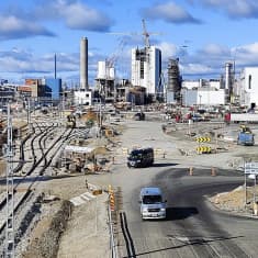 Kemin uuden biotuotetehtaan työmaan ympäristöä. Uusia tieliittymiä ja rautatietä on rakenteilla tehtaan viereen.