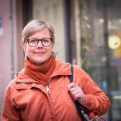 Ympäristöministeri Krista Mikkonen ympäristöministeriön edustalla Helsingissä.