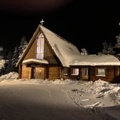 Saariselän kappeli lumen ympäröimänä.