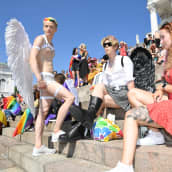 Helsinki Priden osallistujia Senaatintorilla.