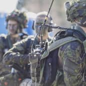 Varusmiehet seisovat rivissä harjoituksen jälkeen.