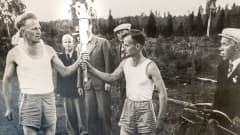 Pekka Jukkala pitää olympiasoihtua kädessä vanhassa valokuvassa vuodelta 1952.