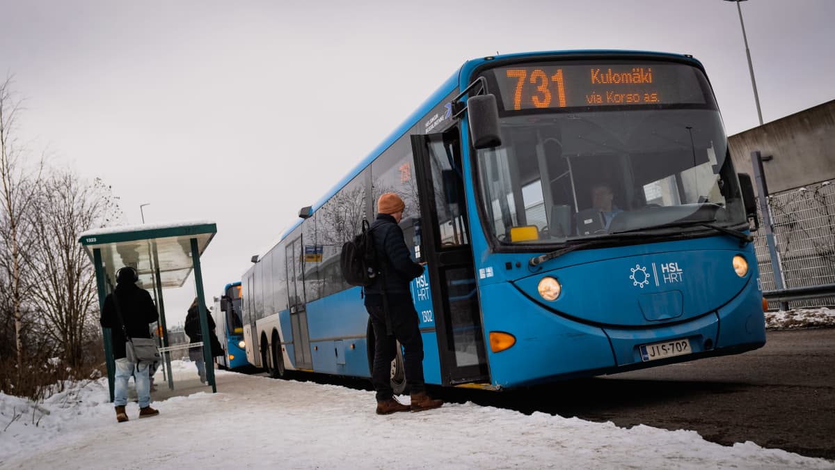 Linjan 731 bussi pysäkillä Viikissä.