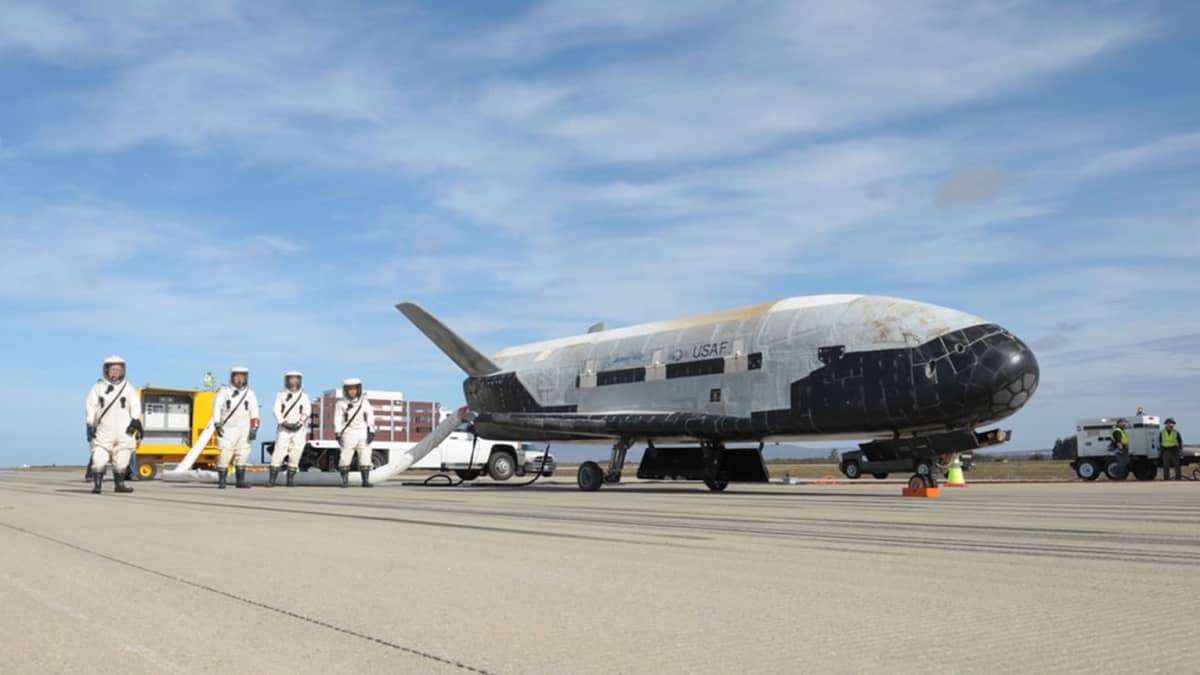 Yhdysvaltain minisukkula X-37B laskeutumisen jälkeen vuonna 2012.