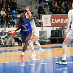 Suomen Awak Kuier ajaa korille naisten koripallon EM-karsinnassa Bulgariaa vastaan.