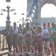Naisten maratoonarit juoksevat Budapestin MM-kisoissa.