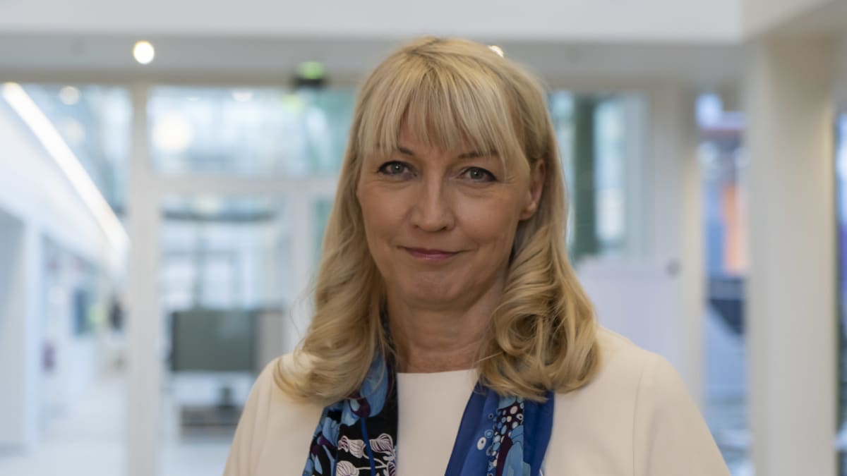 Elisa Markkula katsoo kameraan.