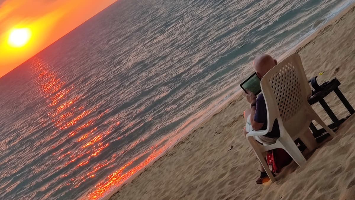 Auringonlasku thaimaalaisella hiekkarannalla
