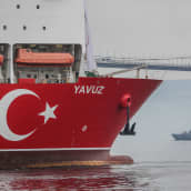Turkkilainen porauslaiva Yavuz lähössä satamasta.