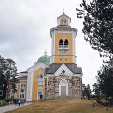 Kerimäen kirkko pilvisenä kesäpäivänä.