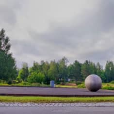 Seppo Kalliokosken taideteos Perhon liikenneympyrässä. Jättimäisen kuulanheittoringin laidalla on suuri kivinen pallo.